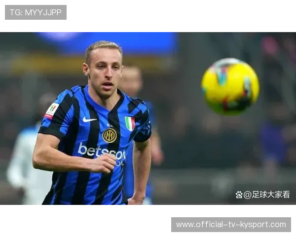 弗拉特西在中场完成干净利落的滑铲抢断——技艺与智慧在绿茵场的瞬间交汇 弗拉特西在中场完成干净利落的滑铲抢断——技艺与智慧在绿茵场的瞬间交汇